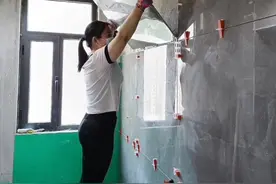 地砖上墙这样贴#新型贴砖工具 #感谢抖音我要上热门 ，干挂教程#专业贴砖的小姐姐 视频封面