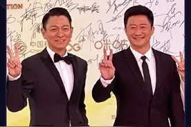 #刘德华 和#吴京 亮相金鸡红毯，华仔人气太高了！现场不断有人叫名字～#流浪地球2 #抖音带你看金鸡视频封面