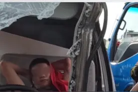 五菱面包车被撞变形，救援过程司机淡定坦然，救出后一幕亮了！