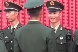 兵哥哥暖男笑起来的一瞬间，全世界都变得好温暖！治愈各种不开心！视频封面