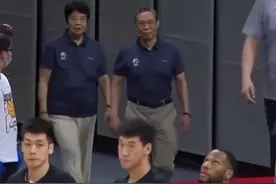 姚明为喜爱篮球的钟南山夫妇赠送球衣！36号球衣的含义你们知道吗？#钟南山 #姚明 