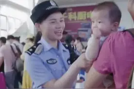 23年前洪灾中抱树被救小女孩成警察报答恩人救命之恩。#正能量 #感恩 #励志视频封面