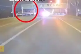 消防车出警路遇火车 下一秒火车果断让行#火车 #消防车视频封面