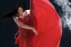 唐诗逸2015中美舞林对抗赛结尾即兴舞蹈。#最美舞者 #唐诗逸 #即兴舞蹈 @DOU+小助手 视频封面