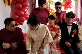 新郎新娘伴郎伴娘合影视频封面