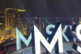 晚风里藏着多少忧虑，慢慢穿过霓虹灯的街景视频封面