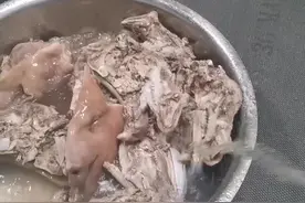 买回来的整猪头，如果不会生剔骨头，那就用这种方法！既简单又好剔，#卤猪头#猪头剔骨#谭谈卤菜烤鸭#卤猪头 