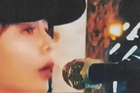 多少人是因为她，所以才下载抖音的#翻唱 #翻唱歌曲 #真人真唱 #音乐 #音乐现场 @DOU+小助手