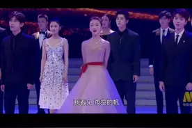 #金鸡百花电影节 《星辰大海》表演现场，#周冬雨 站在#易烊千玺 和#王俊凯 中间，今天的造型很美呀！视频封面
