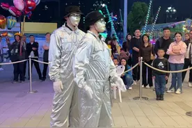 昨天抓到两只机器人🤖️街头表演［第八空间］#人间蛇男 #街舞 #街舞直播 #机械舞 #蛇男街舞视频封面