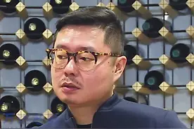 原来电影#西红柿首富 中的“三口一头猪”是#沈腾 想出来的😂。来听听#魏翔 讲述的当时现场的情况🌝视频封面