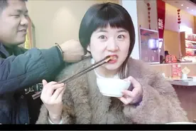 测试男友出门吃饭会给你夹菜吗？#打卡鲜牛大过牛年#情侣日常视频封面