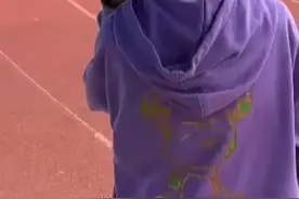 运动会超燃瞬间，小狗追着运动员跑。小狗：学妹我就帮你到这里了。#运动会上的超燃瞬间 #运动会 #浙江dou知道 （视频cr：詹仔）视频封面