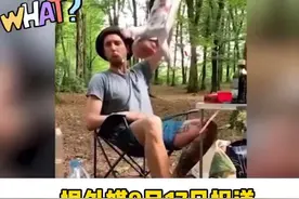 俄罗斯奶爸单手倒抓婴儿摇晃，称猴子后代需要这种活动@抖音短视频视频封面