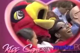 #搞笑nba 当摄像机拍到的人要亲亲时😂视频封面