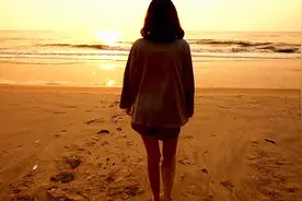 沙滩美女背影唯美视频素材#海边美女 #日出日落 #视频素材视频封面