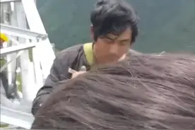 22日，陕西榆林，电力工人在高空作业间隙吃午饭，网友：闻到了满屏奋斗的味道，加油！视频封面
