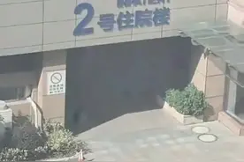 网友拍摄到的一幕，医院住院楼下女子跪地祈祷！这一幕让人心疼！#医院 #祈祷 视频封面