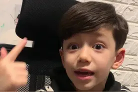 幼儿园那些事😂二爷“被占便宜了”#熊孩子搞笑日常 #男孩子真是可爱的生物 #幼儿园的小可爱 #帅哥 #同学相处 #孩子教育 #萌娃搞笑日常 #你家孩子也这样吗视频封面