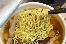 福鼎肉片加泡面的吃法，还是我读大学的时候，现在想吃随时随地都可以吃上啦！