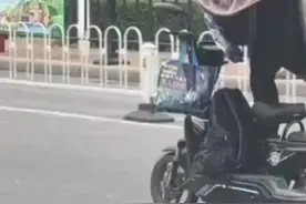女子马路上骑车“练瑜伽”，看呆路人⑫#这操作都看傻了 #交通安全视频封面