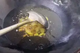 家里用铁锅 小火煮18分钟就好了 #耙泥鳅 #美食教程