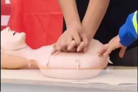 #孩子 溺水后没有反应呼吸要第一时间做#心肺复苏 很多人使用#控水法 排水 浪费了#黄金抢救时间@抖音短视频视频封面