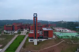 涪陵实验中学（高新区校区）。重庆市首批重点中学