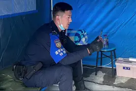 “你放心，我和宝宝在家里等你！”这几天，在泸定磨西抗震救灾一线的甘孜州道孚县公安局辅警泽仁尼玛每天都会和妻子打视频电话，看看还在襁褓中的儿子。红星新闻记者获悉，“9.5泸定地震”发生后，泽仁尼玛被选入拟订的第二批次救援队伍名单，在等待出发的过程中，原本还有半个月才到预产期的妻子出现临产症状，但其父母主动承担了照顾儿媳的事情，妻子也支持他前往一线。当局领导得知情况后建议他休假陪伴妻子时，被泽仁尼玛拒绝了。现在，泽仁尼玛仍在一线抗震救灾。视频封面