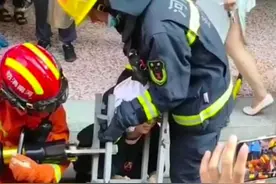 6月23日，河南洛阳。社死现场！女生因好奇板凳底部有无写字被卡头，消防到场救援时遭师生集体围观视频封面