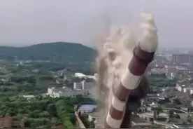 第一视角震撼实拍！高210米！镇江两根40多“岁”大烟囱成功爆破！#江苏 #镇江 #爆破视频封面