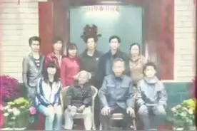 网友晒十年前后全家福对比，一家人整整齐齐都在，真好❤️#全家福 #珍贵老照片