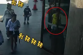 不让人省心！仙桃两熊孩子推着酒店旋转门嬉戏打闹，结果…提醒：暑假期间，请家长看好孩子。视频封面