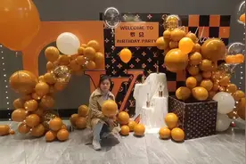 难得和自己布置的场景合影，这个主题背景实在太好看了