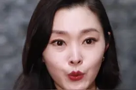 在拍摄电影频道专题片#我们的旗帜 间隙 #宋轶 回忆起自己的入党故事，在大四入党的她已经有十一年党龄了👍