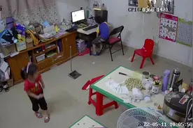 #监控下的一幕 妹的，在家自己剪头发，又气又好笑[捂脸]视频封面