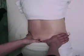 女人后腰发凉，有可能是环境、气血虚、肾阳虚等因素造成的视频封面