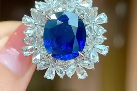 铂金镶嵌蓝宝石戒指，自然光线下拍摄，颜色达到皇家蓝，晶体干净