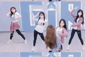 #虞书欣 这是第二次离#lisa 这么近了吧，当lisa亲自教欣欣的时候她是有多开心啊@DOU+小助手视频封面