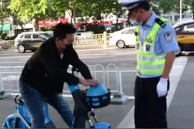 共享电动车头盔的正确解锁方式#一盔一带dou知道 #安全骑行头盔必须戴 #交通安全视频封面