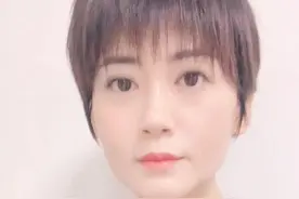 三十多度的天气里，医务人员坚守一线做核酸检测和登记，手套里面都是汗水，你们辛苦了！#新闻视频封面