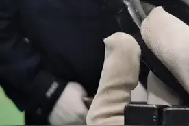 你见过如此沉重的脚镣吗？戴上之后意味着什么你知道吗？本是人间自由身，却非人间自由人！时间从来不语，却已回答了所有问题，守住人生底线，禁触法律红线#敬畏法律向往自由#政媒原创作者联盟 #司法警察#抖来普法2022 视频封面