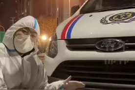 西安小伙夜访救护车停车场，记录下来自全国各地来支援西安的救护车，朋友们看见我们的大“冀D”了吗？西安加油！#向英雄致敬 #加油 #疫情中的逆行者视频封面