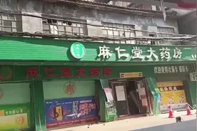 广东江门江海区一市场附近房屋倒塌 市民拍下惊险瞬间