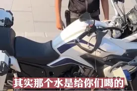 高温执勤特警，遇大哥套路式送水！网友：满满的都是套路，却暖暖的很贴心视频封面