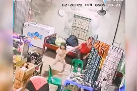 监控下惊险的一幕，一家人正在吃晚饭，头顶的吊扇突然掉下！视频封面
