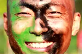 这里有一群爱笑的单身兵哥哥，请有意者……（张大海 许瑞超）视频封面