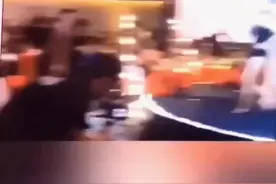 女教师结婚，请全班同学参加，家长统一随200，隔天全部退回，说只想让学生见到老师最美的样子，划到沾沾喜气再走！视频封面