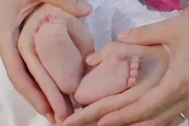 我是第一次当爸爸，你是第一次当当儿子，咱们爷儿两一起保护妈妈视频封面