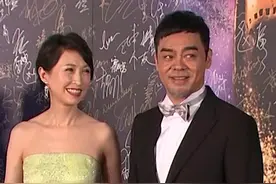 #刘青云 携妻子#郭蔼明 亮相#金像奖红毯 尽显恩爱，俩人的感情令整个娱乐圈羡慕不已，当年郭蔼明大红之时选择了爱情，嫁给当时做配角的刘青云，后者用影帝加疼爱回报，你羡慕这样的爱情吗？视频封面